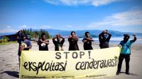 Lindungi Cenderawasih Dengan Mahkota Imitasi