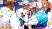 Gubernur Papua Mengalungkan Medali Emas untuk Atlet Road Race Papua