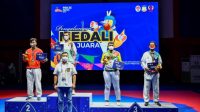 Ketum KONI Pusat Menyerahkan Medali Kyorugi Taekwondo