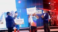 Gubernur Enembe Serahkan Bonus Atlet Papua