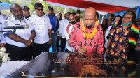 Gubernur Enembe Resmikan Bandar Udara Mamit