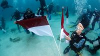 John Wetipo Pimpin Upacara Sumpah Pemuda Dibawah Laut