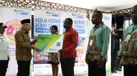 Wapres Serahkan Bansos dan KUR Bagi OAP