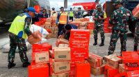 TNI Distribusi 10,35 Ton Bansos ke Puncak
