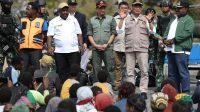 Menko PMK Salurkan Sembako untuk Korban Kelapangan di Puncak Papua