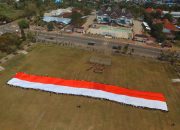 78 Meter Bendera Merah Putih Dibentangkan di Merauke