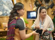 Ibu Negara Beli Tas Kulit di Stand Papua Tengah