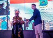 Gubernur Ribka Haluk Raih Award Wanita Inspiratif 2023