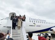 Keren, Gubernur Ribka Haluk Datangkan Pesawat Trans Nusa di HUT RI