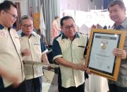 Prabowo Subianto Terima Pin Emas dari SMSI