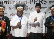 Kenius Kogoya-Nursalim Ar-Rozy Daftar ke KPU Keerom