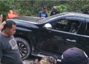Gubernur Velix Wanggai Susuri Ruas Jalan Kobakma-Wamena, Bebatuan dan Sempat Mogok