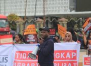 Jurnalis dan Pembela HAM Gelar Demo Damai Tuntut Kasus Teror Bom Kantor Redaksi Jubi Segera Diungkap