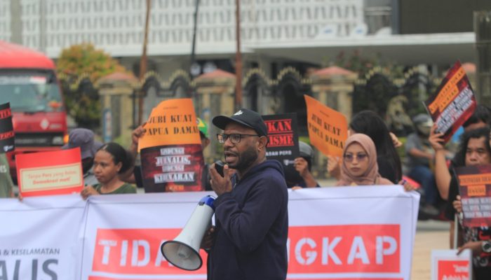Jurnalis dan Pembela HAM Gelar Demo Damai Tuntut Kasus Teror Bom Kantor Redaksi Jubi Segera Diungkap