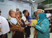 Pj Gubernur Kunker ke Yapen, Beri Vitamin dan Susu Anak