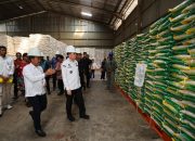 Pj Gubernur Sidak Gudang Beras Bulog Pastikan Stok dan Harga Stabil