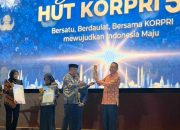 Fachmi Idris Terima Penghargaan Life Achiesement di KORPRI Award