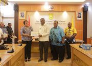 Wali Kota Serahkan Dana Hibah Rp1,2 Milyar