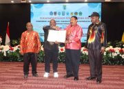Gubernur John Tabo Serahkan Aset dan Lepas Nakes ke 8 Kabupaten