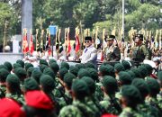 Letjen TNI Lucky Avianto Komandan Upacara HUT TNI , Mayjen TNI Aminton Manurung Pangdam XXIX/Mambruk